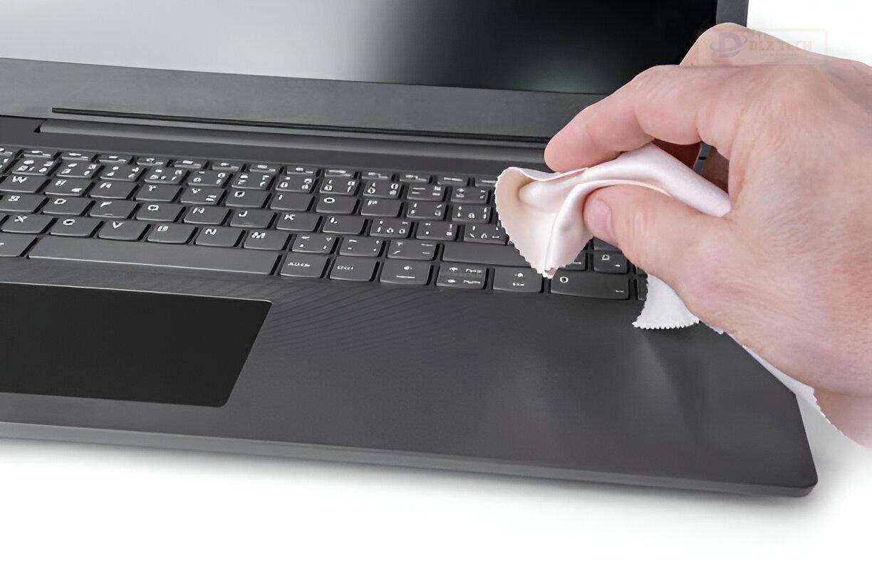 Dọn sạch bề mặt bên ngoài của máy tính