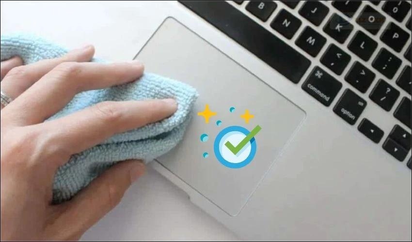 Vệ sinh trackpad thường xuyên giúp loại bỏ bụi bẩn gây hư hỏng