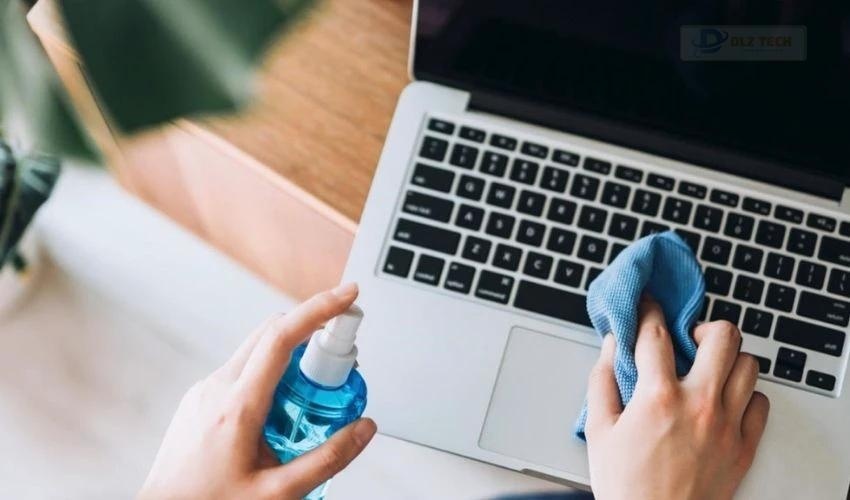 Làm ướt khăn lau và vệ sinh trackpad nhẹ nhàng