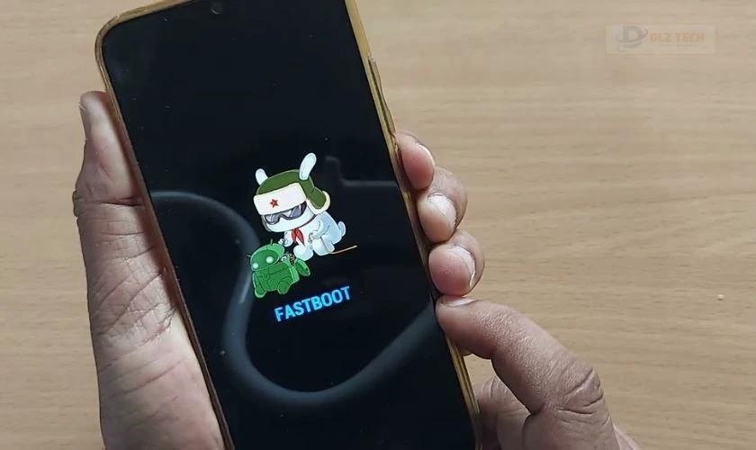 Màn hình hiển thị logo Xiaomi và dòng chữ Fastboot thì thả tay