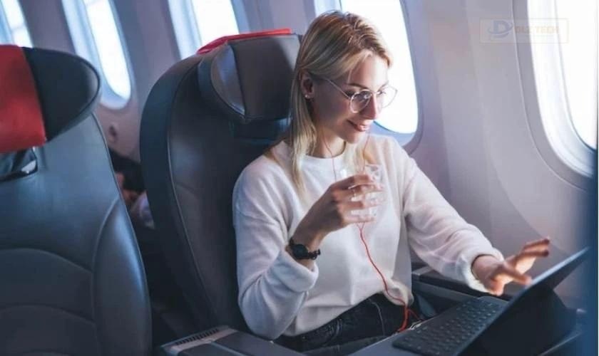 Nên ký gửi hay xách tay laptop khi bay? Sạc laptop có được ký gửi không?