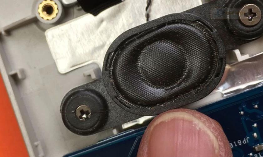 Kiểm tra miếng vá đảm bảo miếng vá kín và chắc chắn