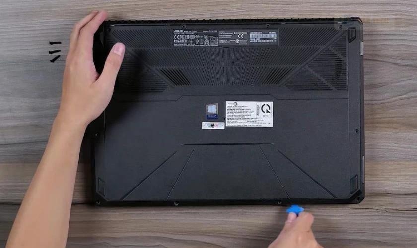 Mở vỏ laptop và vỏ bảo vệ loa để tiếp cận màng loa bị rách