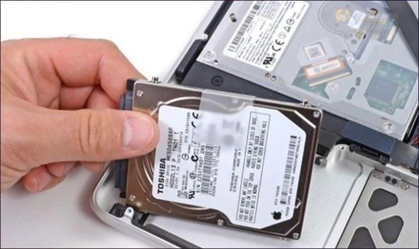 Nhờ đến sự hỗ trợ của kỹ thuật viên để kiểm tra ổ cứng khi gặp sự cố
