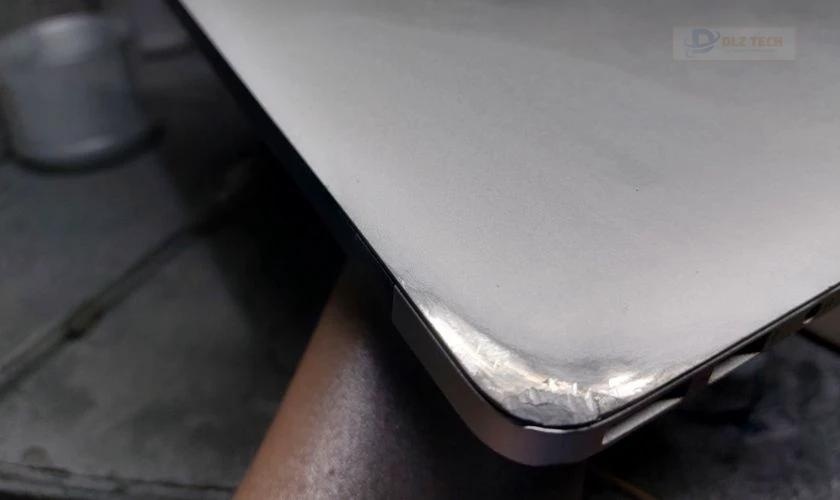 Macbook bị móp do tác động vật lý khi sử dụng