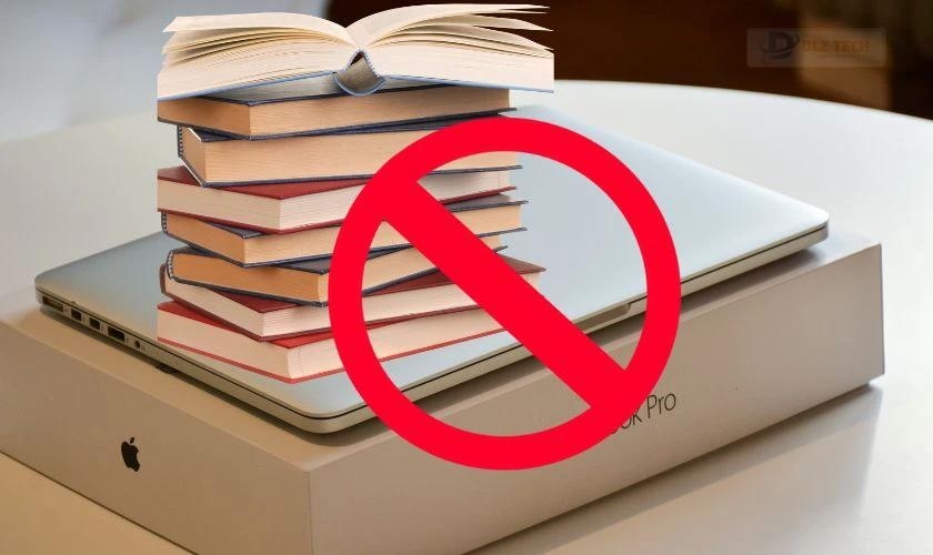 Không để đồ nặng lên MacBook