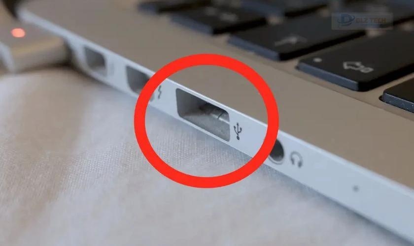 Cổng USB của MacBook bị khóa khiến máy không nhận bàn phím rời