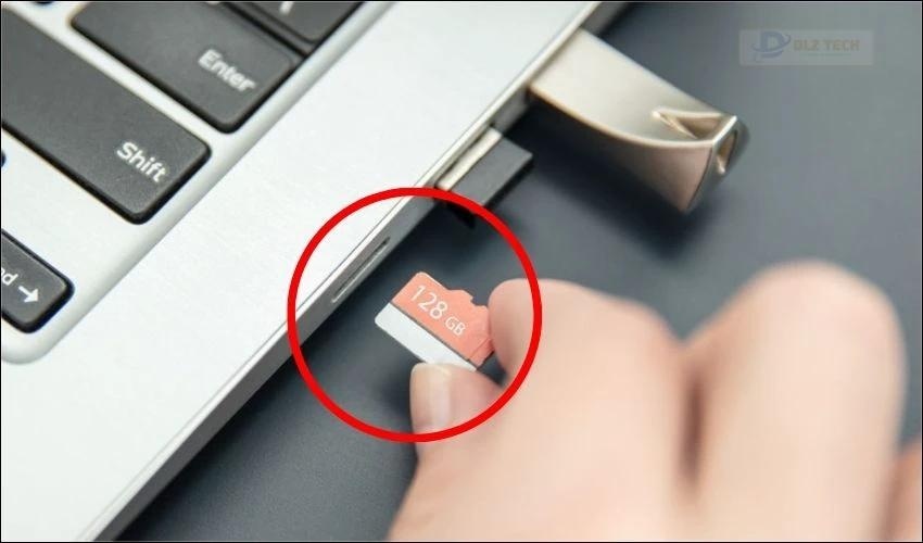 MicroSD Card Reader có kích thước nhỏ hỗ trợ đọc dữ liệu qua thẻ SD