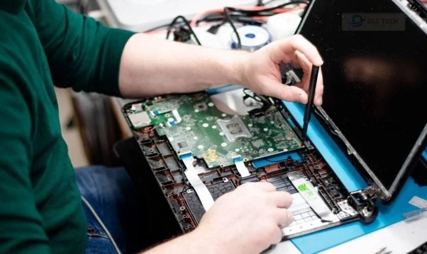 Nguyên nhân khiến màn hình laptop bị chấm, đốm đen nhỏ