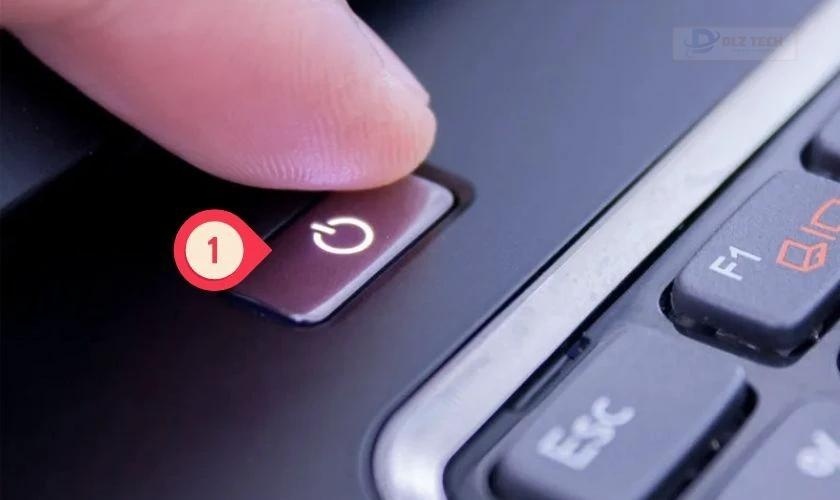 Rút sạc và tắt nguồn laptop để đảm bảo an toàn