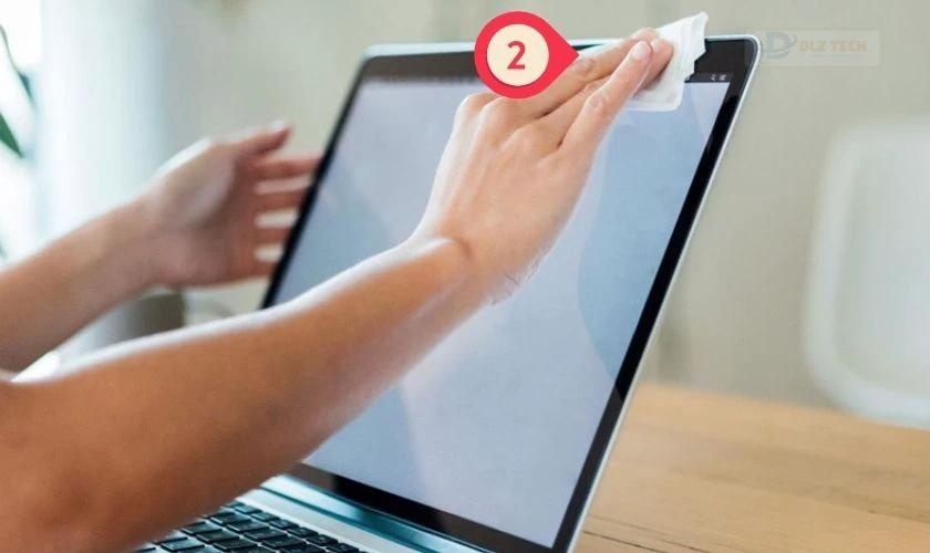 Thấm hút nước dư thừa trên laptop