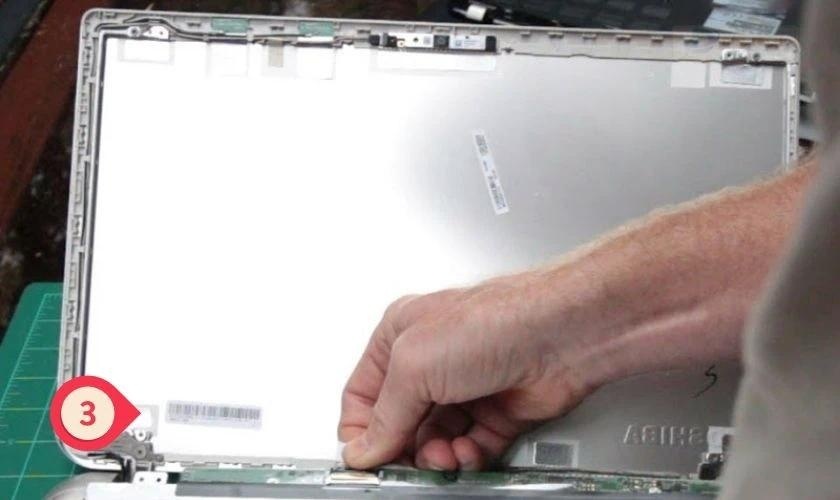 Tháo màn hình và lau khô cẩn thận