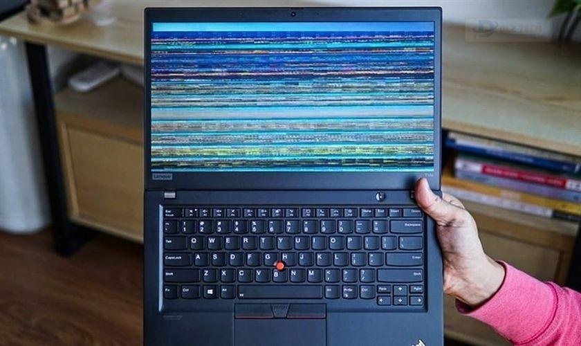 Dấu hiệu cho thấy màn hình laptop bị sọc ngang nhấp nháy