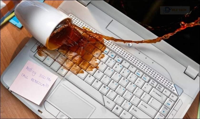 Đổ nước lên laptop