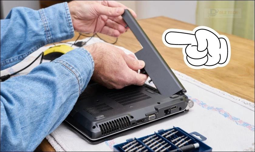 Gỡ pin khỏi laptop khi khởi động bị treo