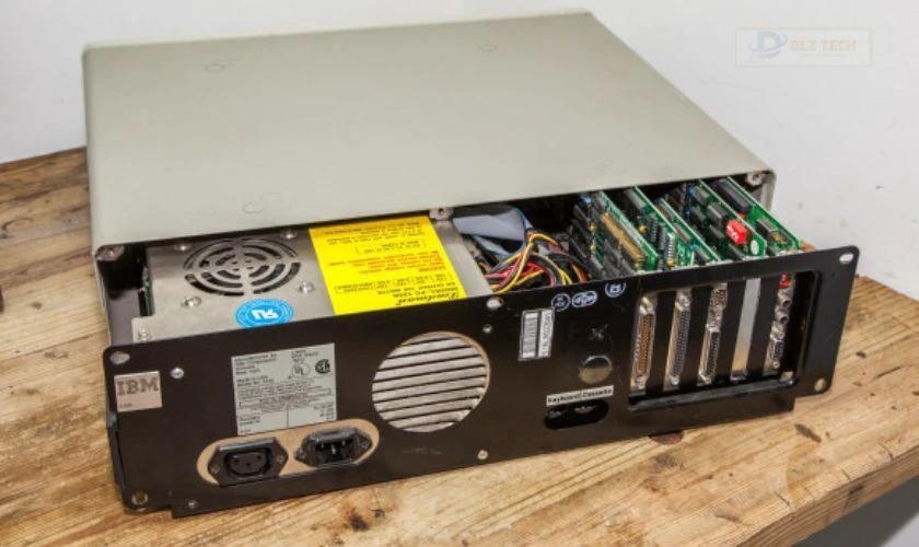 Thùng máy nằm ngang với cấu trúc khá thô sơ