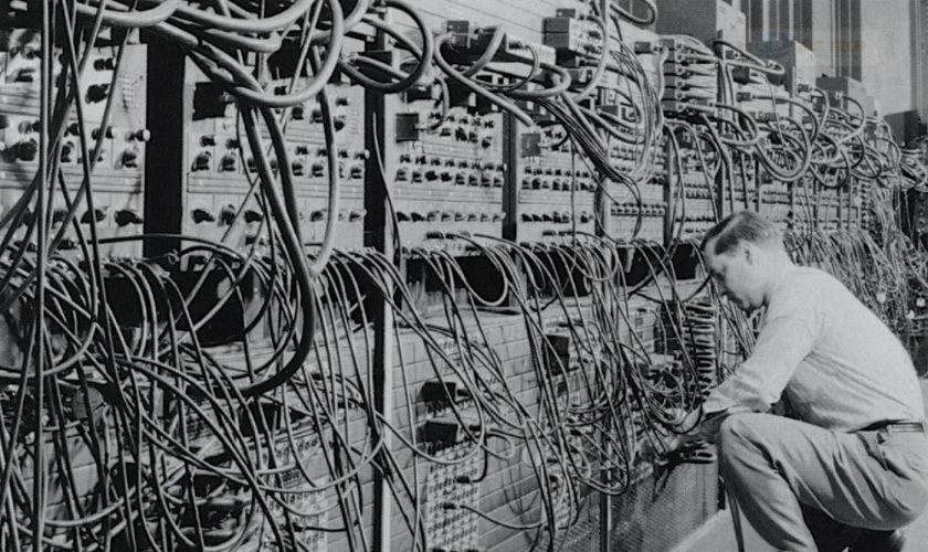 Máy tính đầu tiên trên thế giới có kích thước lớn, sử dụng với mục đích quân sự