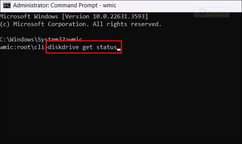 Bạn tiếp tục nhập vào dòng lệnh diskdrive get status và nhấn Enter