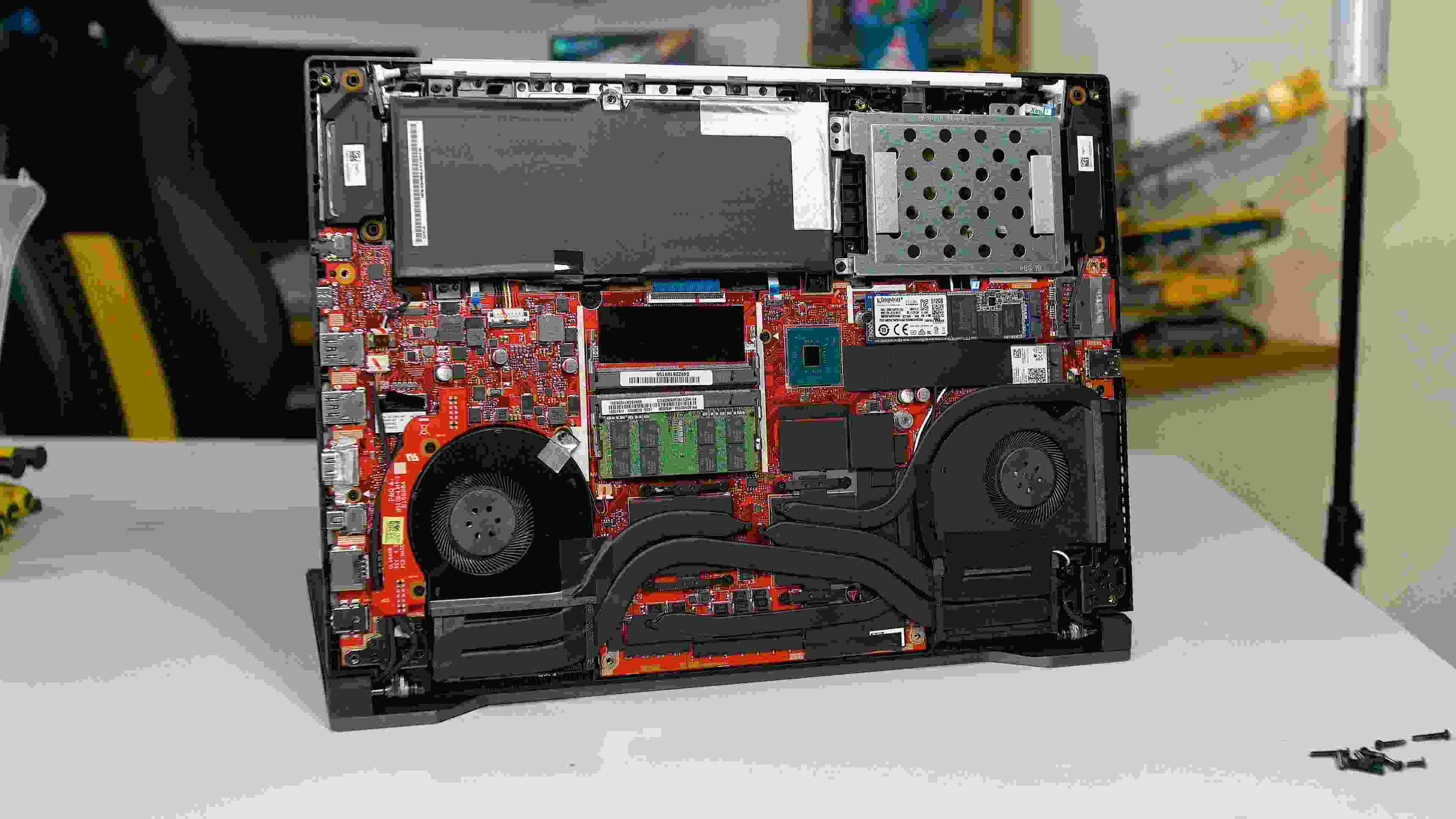 Chi phí sửa laptop bị đổ nước vào bàn phím có mắc không?