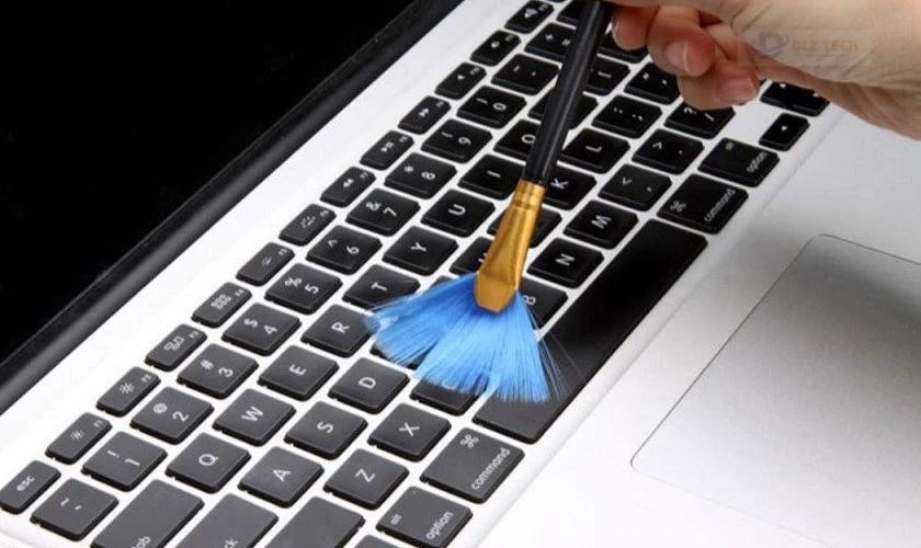 Vệ sinh loa MacBook định kỳ