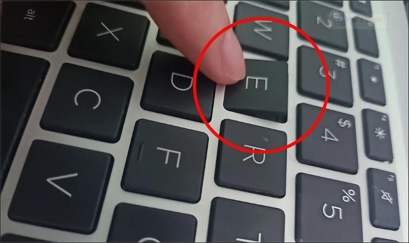 Phím bị kẹt, bung ra gây khó khăn khi nhập liệu cần thay mới