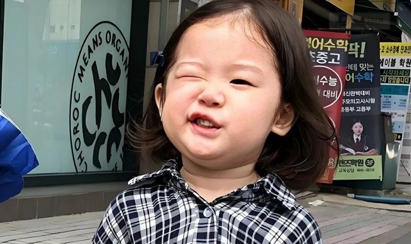Bé gái đáng yêu làm hình nền máy tính
