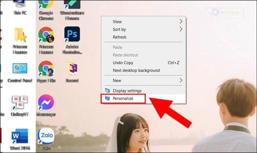 Click chuột phải vào màn hình máy tính và chọn Personalize
