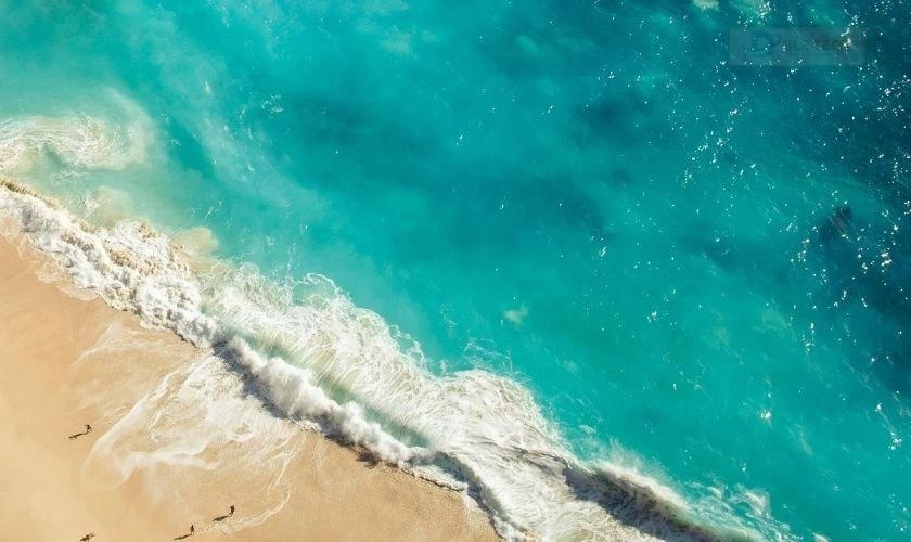 Ánh nắng chiếu xuống mặt biển