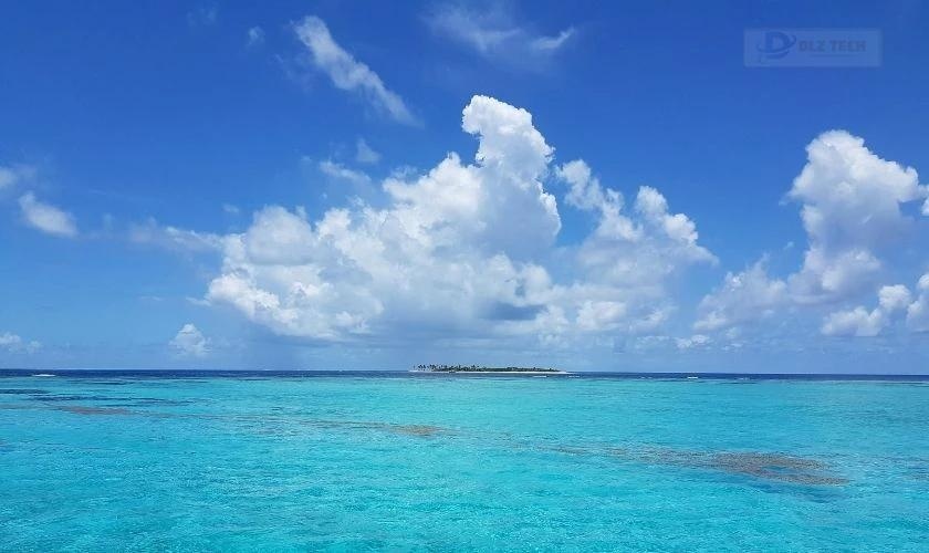 Sóng vỗ vào bờ - Hình nền Win 10