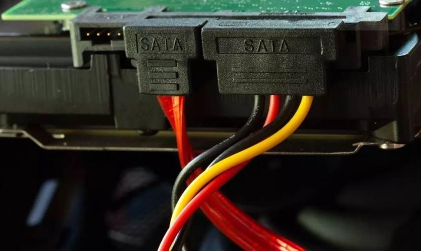 Bước 3: Gắn cáp SATA và dây nguồn vào ổ cứng