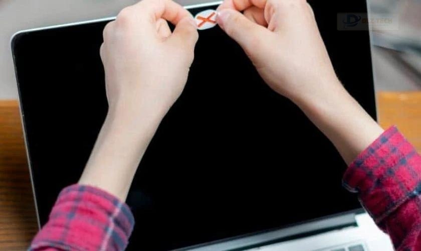 Kiểm tra và dọn dẹp vật cản trên camera laptop