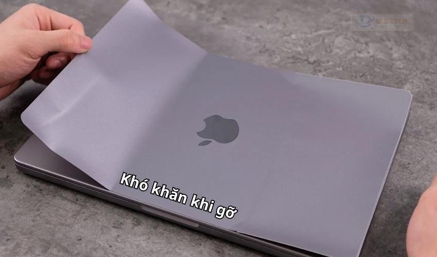 Dán vỏ nhôm kém chất lượng có thể làm hỏng vỏ thật của laptop khi tháo gỡ