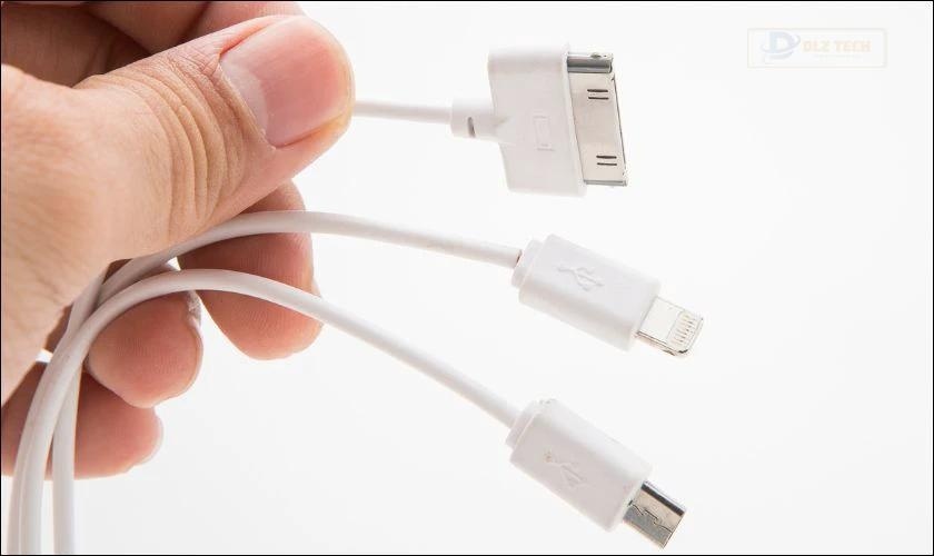 Cách sạc điện thoại bằng laptop đúng cách