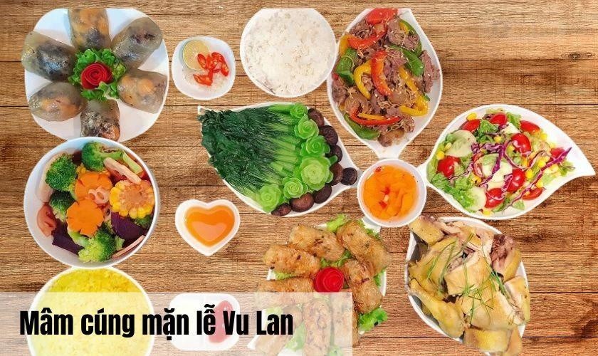 Chuẩn bị mâm cúng mặn để cúng gia tiên trong ngày lễ Vu Lan