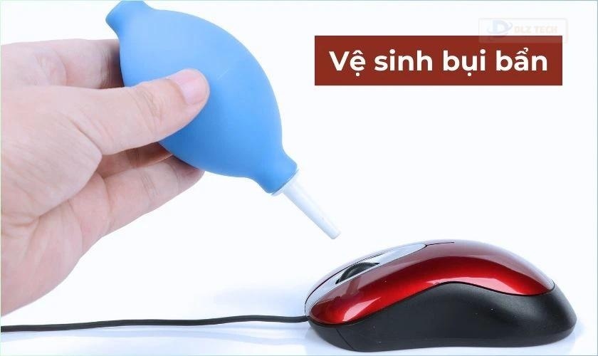 Vệ sinh bụi bẩn trên chuột để khắc phục lỗi bị double click