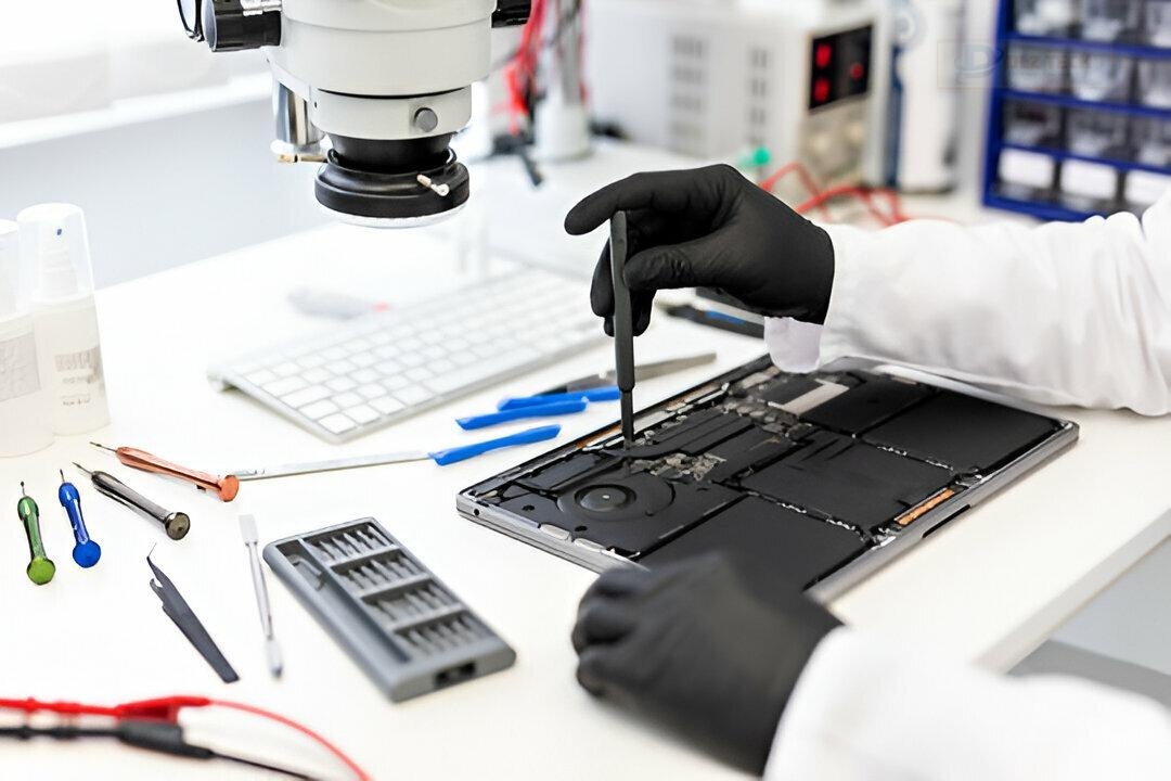 Mang laptop đến cửa hàng uy tín để được hỗ trợ