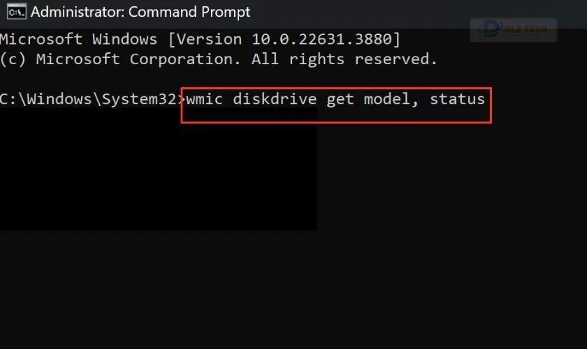Trong cửa sổ Command Prompt, gõ lệnh wmic diskdrive get model, status và nhấn Enter