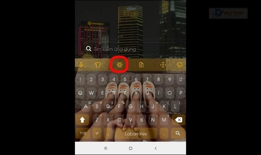 Mở bàn phím rồi nhấn vào biểu tượng cài đặt