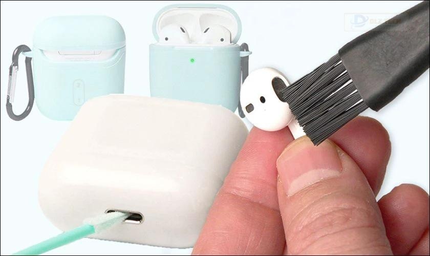 Vệ sinh Airpod để lấy đi bụi bẩn ảnh hưởng đến hoạt động