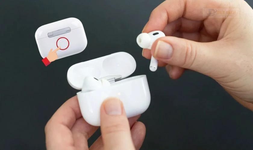 Nhấn giữ nút nguồn Airpod cho đến khi đèn LED nhấp nháy