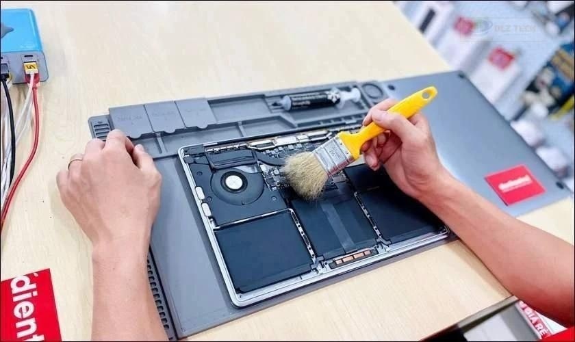 Vệ sinh laptop định kỳ để giữ độ mới và hiệu năng tốt nhất cho máy