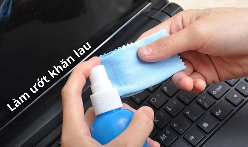 Làm ướt khăn lau bằng dung dịch vệ sinh chuyên dụng