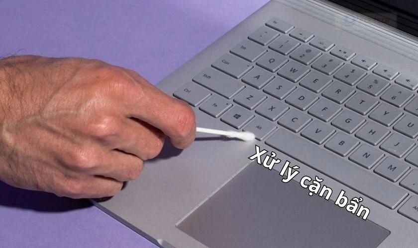 Xử lý cặn bẩn tại các vị trí khe hở, nút ấn bằng tăm bông