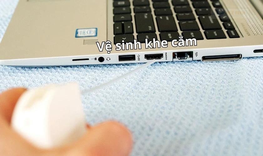 Làm sạch cổng cắm trên laptop nhẹ nhàng bằng dụng cụ chuyên dụng