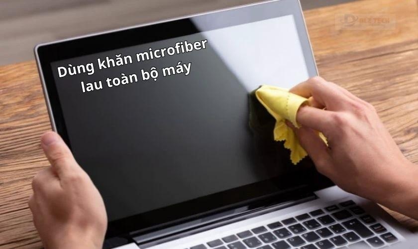 Dùng khăn mềm lau sạch toàn bộ bề mặt vỏ nhôm laptop