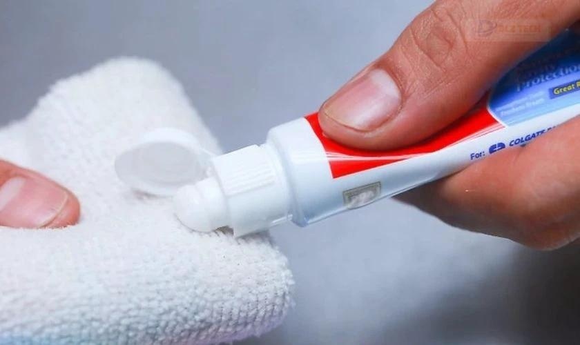 Xử lý vết bẩn trên vỏ nhôm laptop bằng kem đánh răng