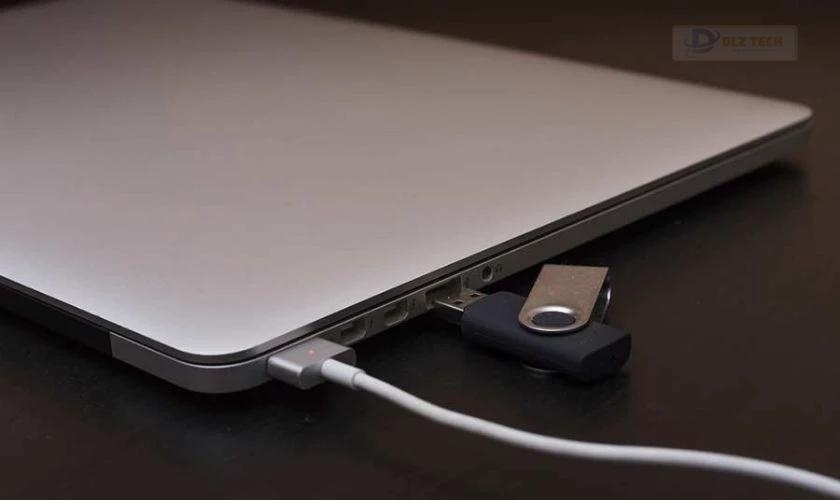 Cách phân biệt đèn báo sạc Macbook để nhận biết chính hãng
