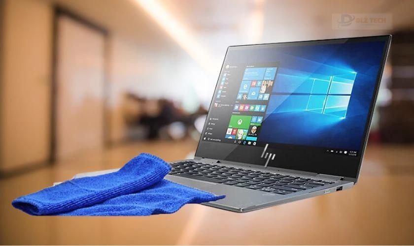 Lau bàn phím bằng khăn lau khử trùng