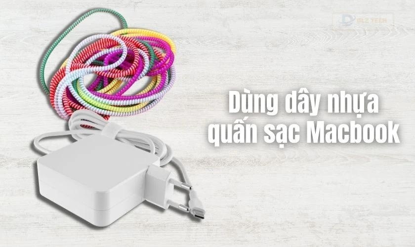 Dùng dây quấn nhựa để bảo vệ sạc Macbook