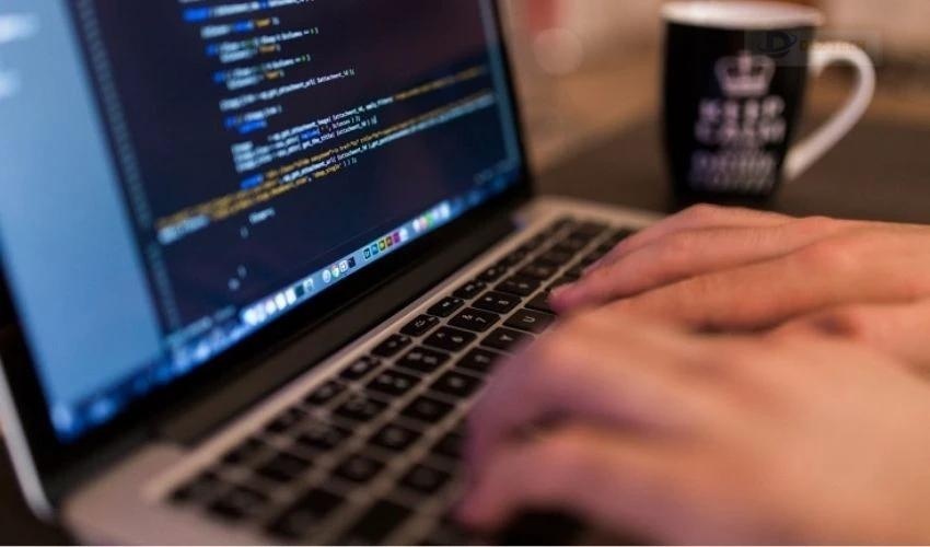 Bàn phím laptop có thay được không? Lợi ích khi thay mới